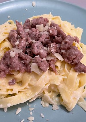 Una foto de Fettuccine Alfredo con longaniza