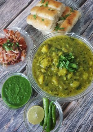 પાવ બટાકા (Pav Bataka Recipe In Gujarati) રેસીપી મુખ્ય ફોટો