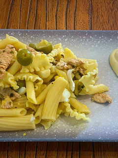 Una foto de Ensalada de pasta con pollo adobado