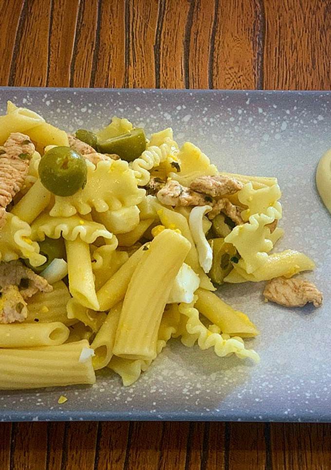 Una foto de Ensalada de pasta con pollo adobado