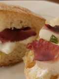 Crostoni di pane casereccio burrata e polpo, al basilico