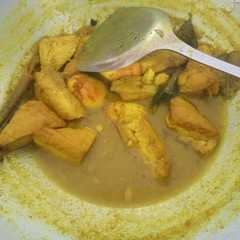 A picture of Tahu telur bumbu kuning.