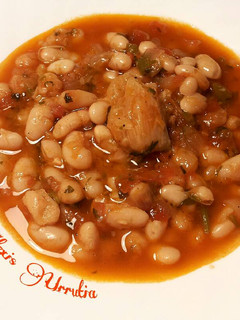 Una foto de Alubias blancas con tomate, ajo y perejil