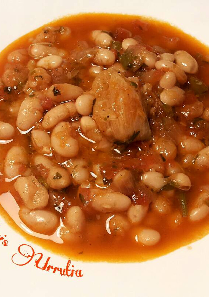 Una foto de Alubias blancas con tomate, ajo y perejil