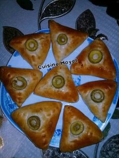 صورة لوصفة فطائر المثلثات بعجينة اسفنجية رائعة 😍🍕