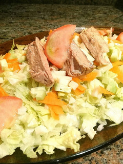 Una foto de Ensalada de melva y queso de cabra curado extremeño
