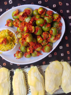 ગુંદા કેરી નું ખાટું અથાણું (Gunda Keri Khatu Athanu Recipe In Gujarati) રેસીપી મુખ્ય ફોટો