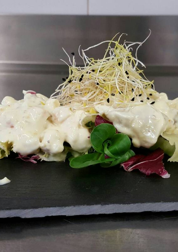 Una foto de Ensalada de fruta y yogur