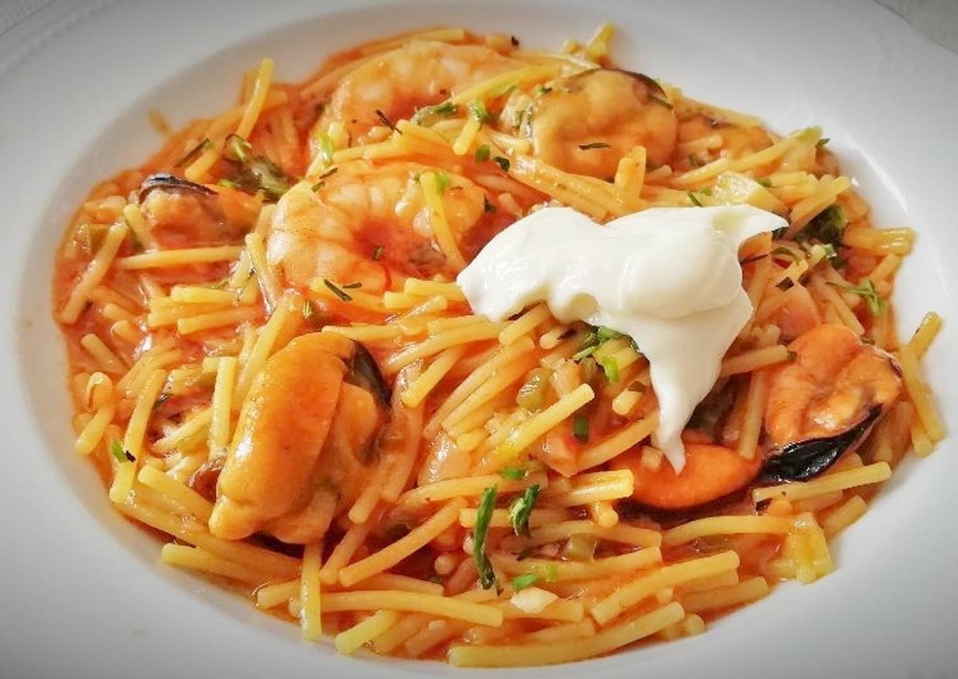 Fideuá de fideo grueso con Mejillones y Langostinos