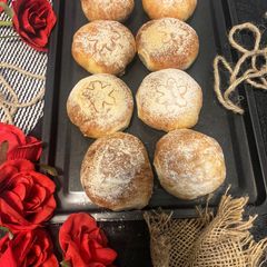 A picture of Creamy cheesy buns.