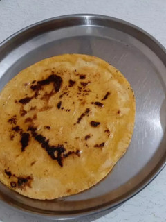 મકાઈ ના રોટલા (Makai Rotla Recipe In Gujarati) રેસીપી મુખ્ય ફોટો