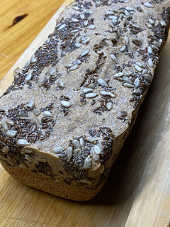 Una foto de Pan de molde integral con semillas 🍞sin amasar