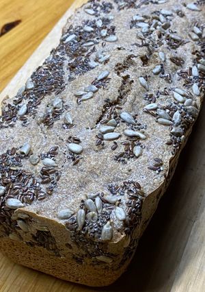 Una foto de Pan de molde integral con semillas 🍞sin amasar