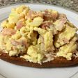 Huevo revuelto con queso crema