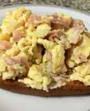 Huevo revuelto con queso crema