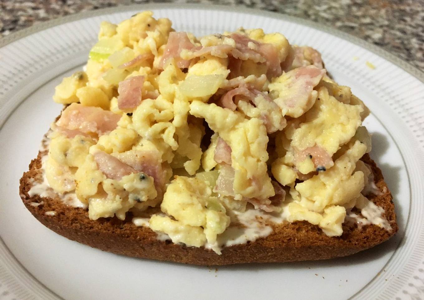 Huevo revuelto con queso crema