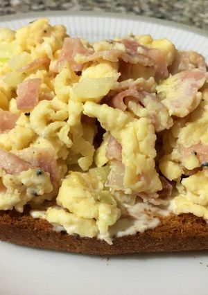 Una foto de Huevo revuelto con queso crema