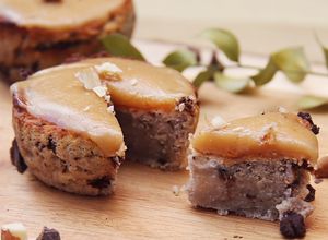 Foto de Muffins de Feijão branco e Banana com Pepitas de chocolate negro • Cobertura de Caramelo de Amêndoa