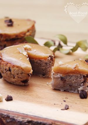 Foto de Muffins de Feijão branco e Banana com Pepitas de chocolate negro • Cobertura de Caramelo de Amêndoa