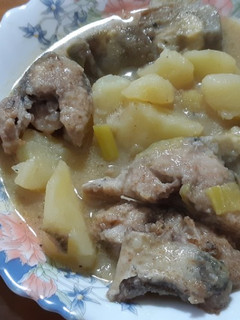 Una foto de Guiso de caballa con patatas y alcachofas