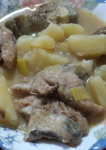 Una foto de Guiso de caballa con patatas y alcachofas