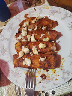 Una foto de Enchiladas rojas de pollo🍗