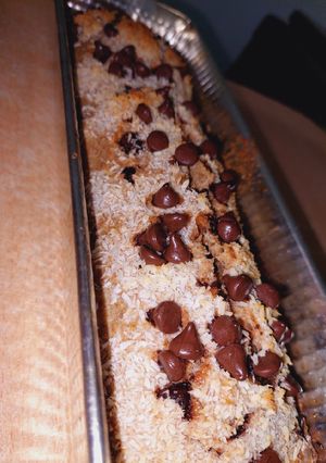 Una foto de Budín saludable de harina integral con chips de chocolate y coco rallado
