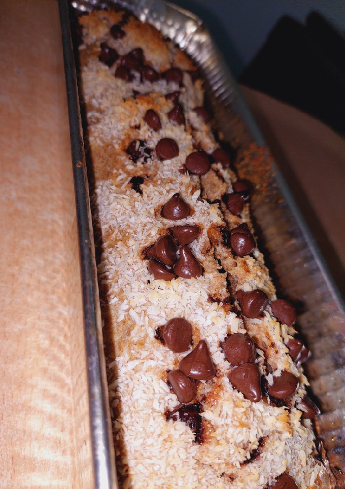Una foto de Budín saludable de harina integral con chips de chocolate y coco rallado