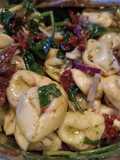 Tortellini ze szpinakiem, suszonymi pomidorami i czerwoną cebulą