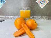 Una foto de jugo de curcuma