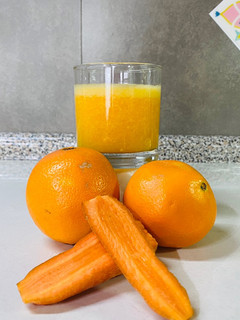 Una foto de Jugo naranja - zanahoria