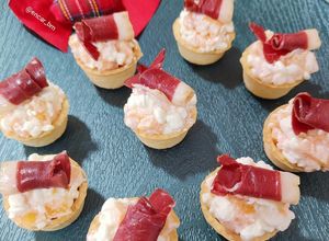 Una foto de Canapé de queso cottage con caqui y jamón de pato