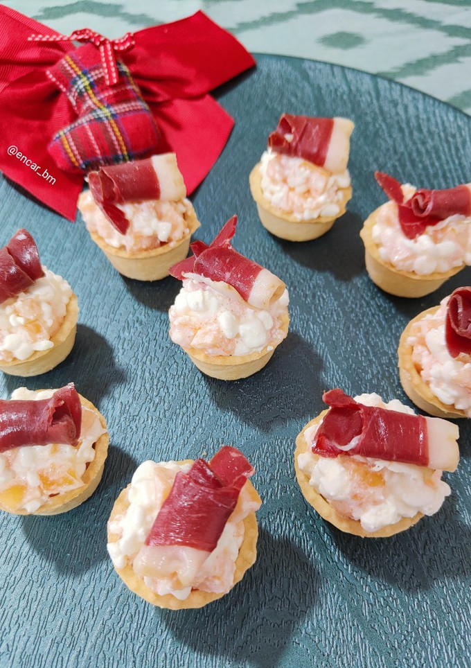 Una foto de Canapé de queso cottage con caqui y jamón de pato
