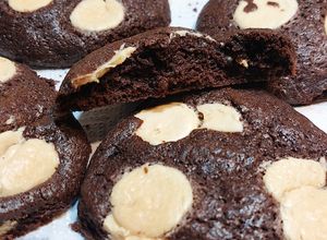Una foto de Galletas cacao amargo y chocolate blanco... 🍫🤍