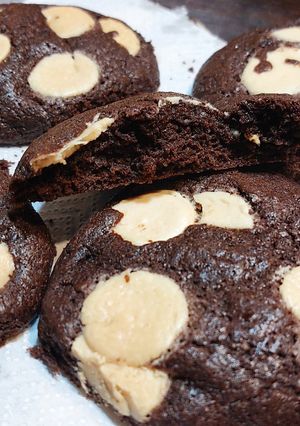 Una foto de Galletas cacao amargo y chocolate blanco... 🍫🤍