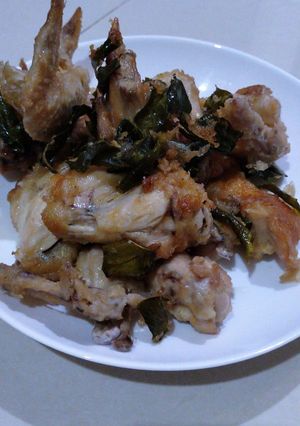 รูปของ ปีกไก่ทอดใบมะกรูด