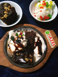 A picture of Walnut brownie with ice-cream.