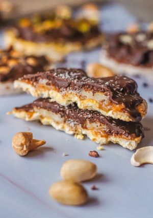 Una foto de Snack viral de avellanas, plátano y coco