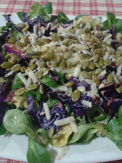 Una foto de Ensalada de canónigos y parmesano