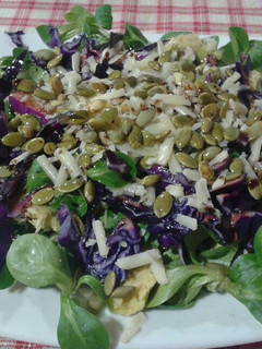 Una foto de Ensalada de canónigos y parmesano