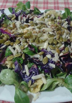 Una foto de Ensalada de canónigos y parmesano
