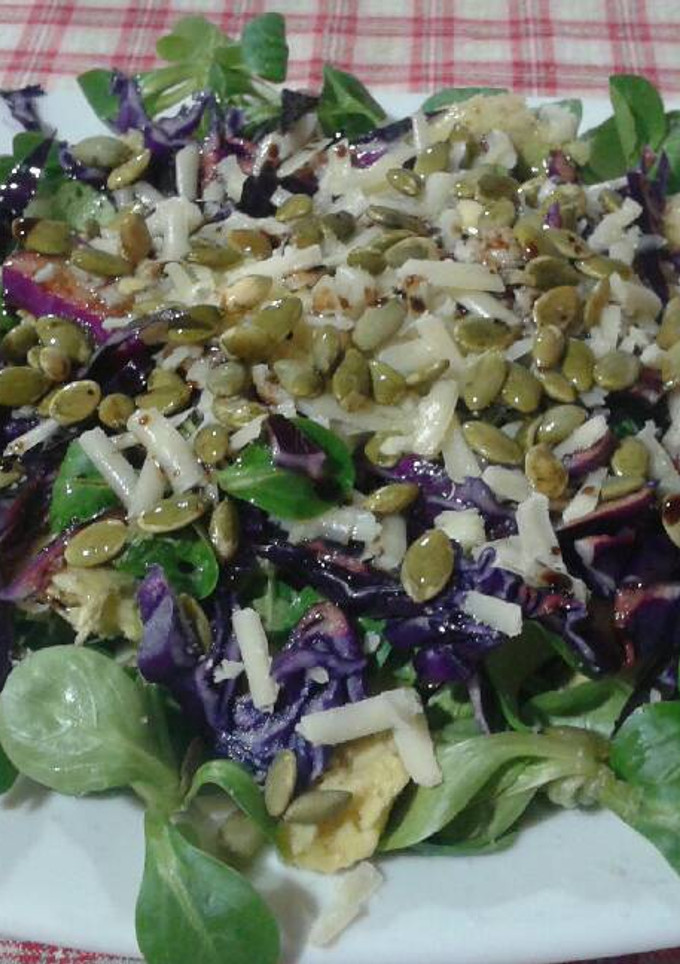 Una foto de Ensalada de canónigos y parmesano