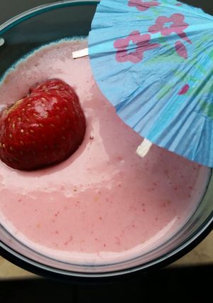 Φωτογραφία της συνταγής Δυναμωτικό smoothie φράουλας με κεφίρ, ταχίνι και λιναρόσπορο