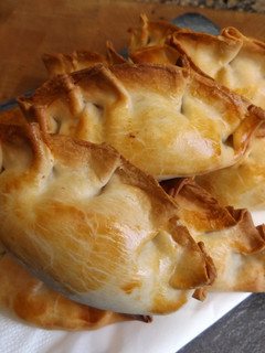 Una foto de Empanadas de morcilla con queso feta y cebollino
