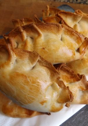 Una foto de Empanadas de morcilla con queso feta y cebollino