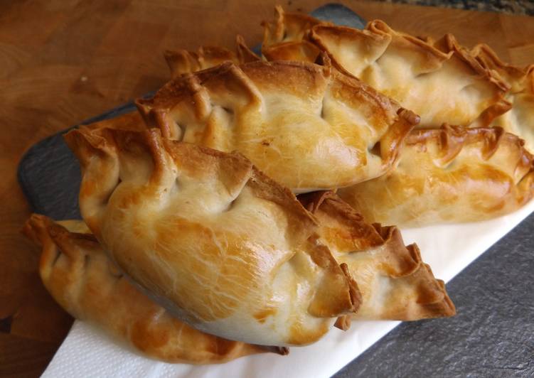 Empanadas de morcilla con queso feta y cebollino