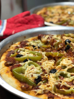 صورة لوصفة بيتزا النقانق والخضار 🍕🍕