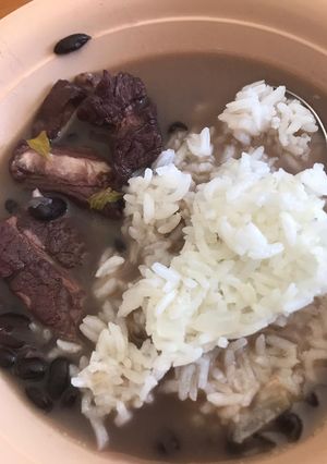 Una foto de Frijol con puerco
