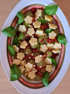 Una foto de Ensalada de garbanzos, uvas, queso, albahaca, etc. Versión libre