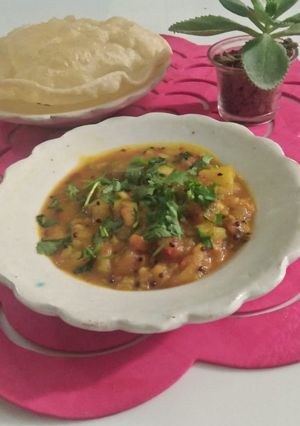 A picture of Aloo ki tarkari.